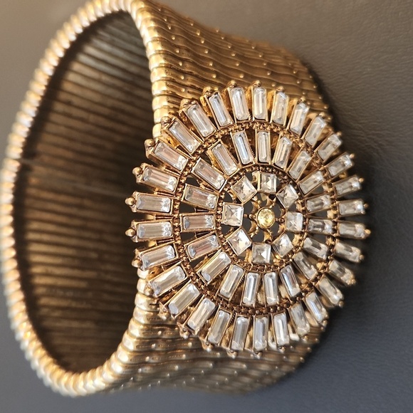 Elegant Gold Bracelet with Crystal Accents - Picture 2 of 8